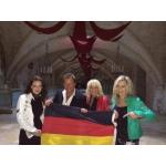 12-11-2013 - bella_vista - SONG FESTIVAL in malta gewonnen - bild mit fahne.jpg